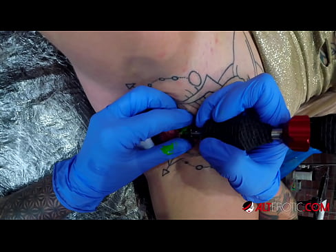 ❤️ Rendkívül tetovált hottie Sully Savage-nek van egy tetoválás a klitoriszán ❤️❌ Baszás videó at hu.kiss-x-max.ru ☑